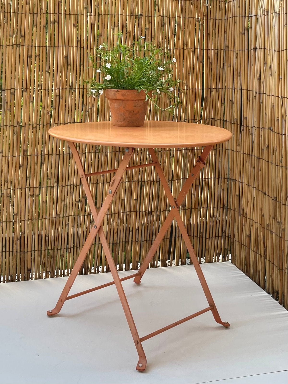 Kleine ronde metalen klaptafel — terracotta zacht oranje, Ophalen, Gebruikt