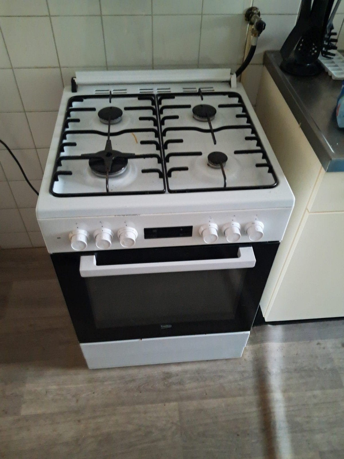 Beko gasfornuis met oven - 4 pits, Witgoed en Apparatuur, Fornuizen, Gebruikt, Vrijstaand, Gas, 4 kookzones, 45 tot 60 cm, Hete lucht