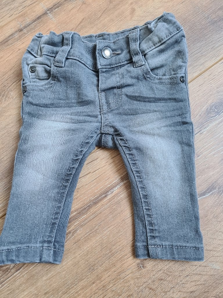 Nieuw grijs spijkerbroekje maat 56, Kinderen en Baby's, Babykleding | Maat 56, Ophalen of Verzenden, Nieuw, Jongetje, Broekje