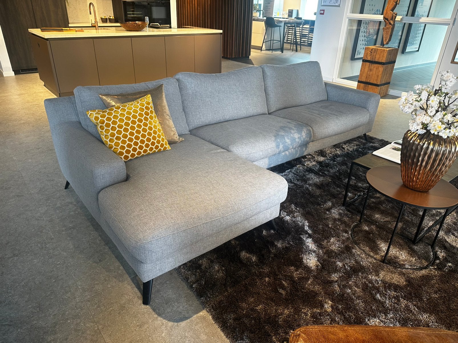 Hoekbank showroommodel, Huis en Inrichting, Banken | Complete zithoeken, Ophalen, Zo goed als nieuw
