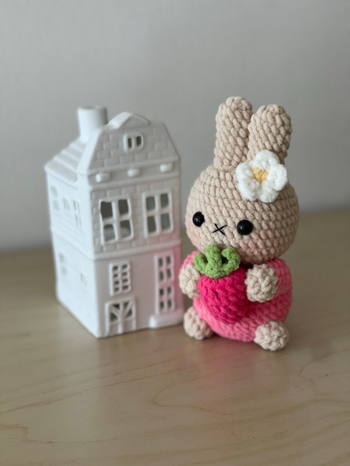 Nieuwe gehaakte Nijntje knuffel met aardbei, Overige merken, Handgemaakt, Nijntje, Ophalen of Verzenden