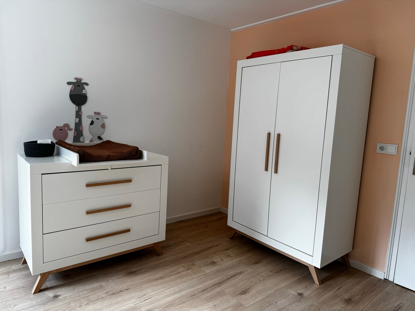 Witte commode met lichte houten accenten, 50 tot 70 cm, Ophalen of Verzenden, Zo goed als nieuw, 75 tot 100 cm