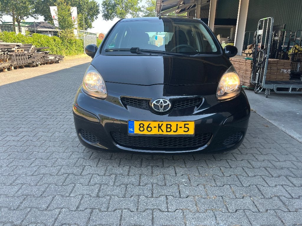 Toyota Aygo 1.0 12V Vvt-i 5DRS 2009 Zwart, Auto's, Voorwielaandrijving, Euro 5, Stof, Sound system