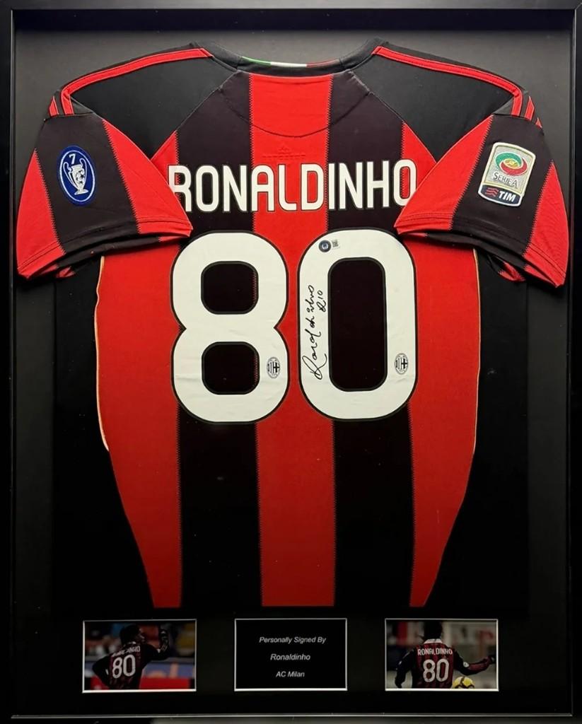 Ronaldinho AC Milan 08/09 gesigneerd ingelijst thuis shirt, Buitenlandse clubs, Soccersignings.nl, Shirt, Nieuw