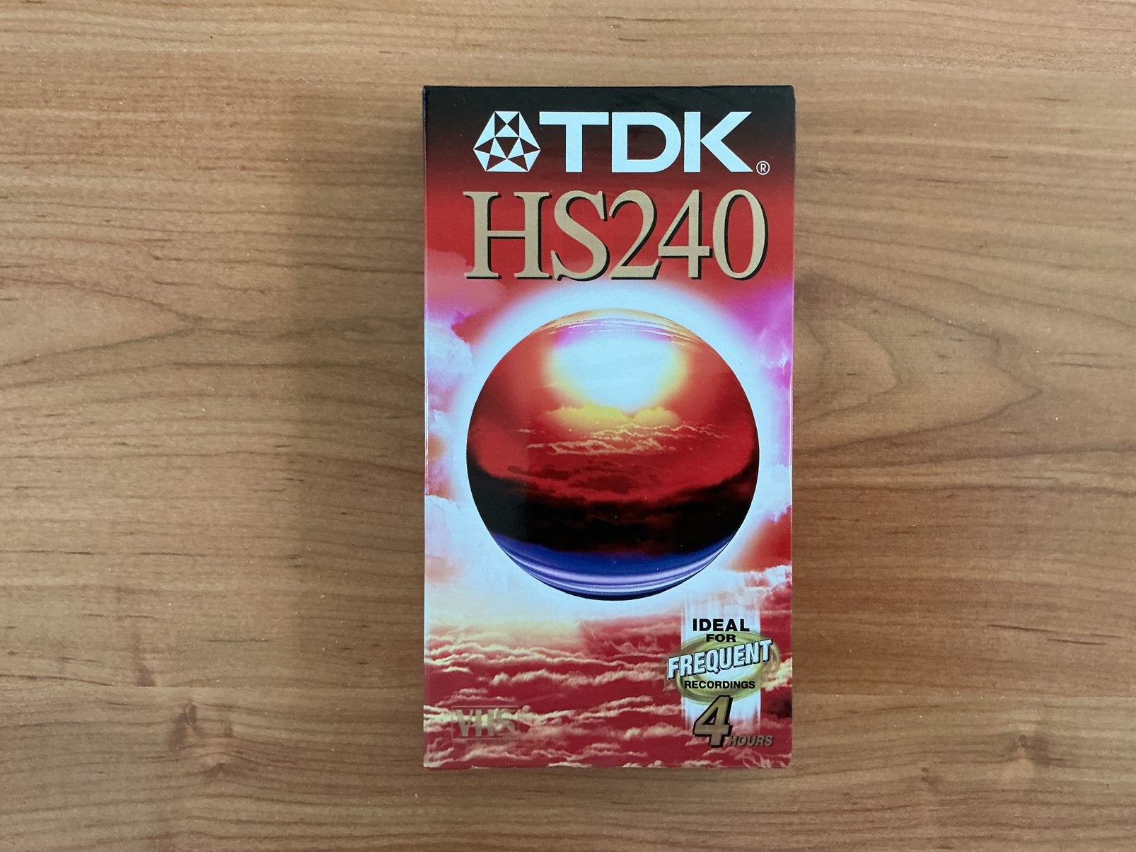 VHS VIDEO CASSETTE HS 240 TDK in folie dus spiksplinternieuw, Ophalen of Verzenden, Zo goed als nieuw