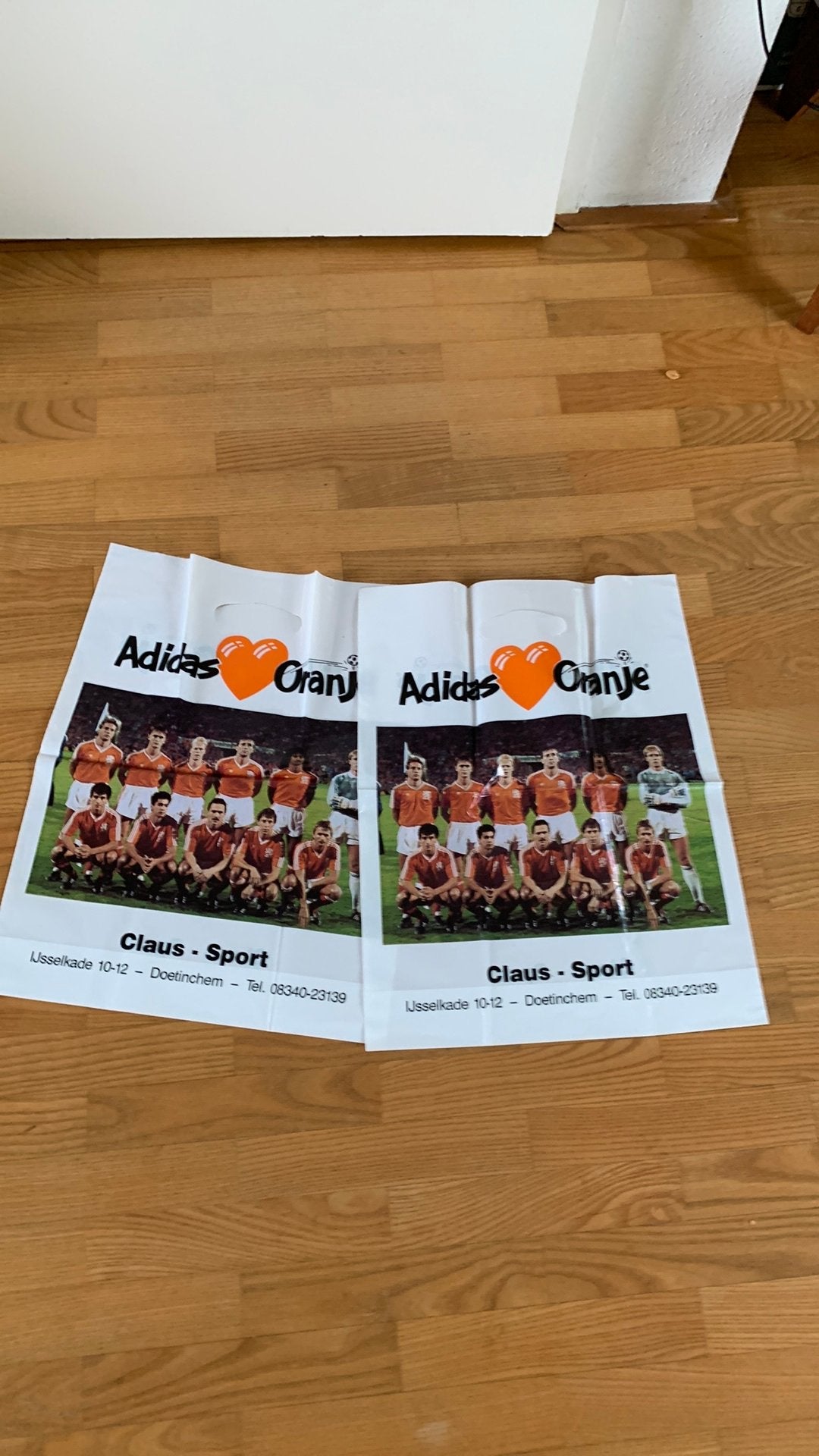 2 plastic voetbaltassen oud elftal, Ophalen of Verzenden, Zo goed als nieuw