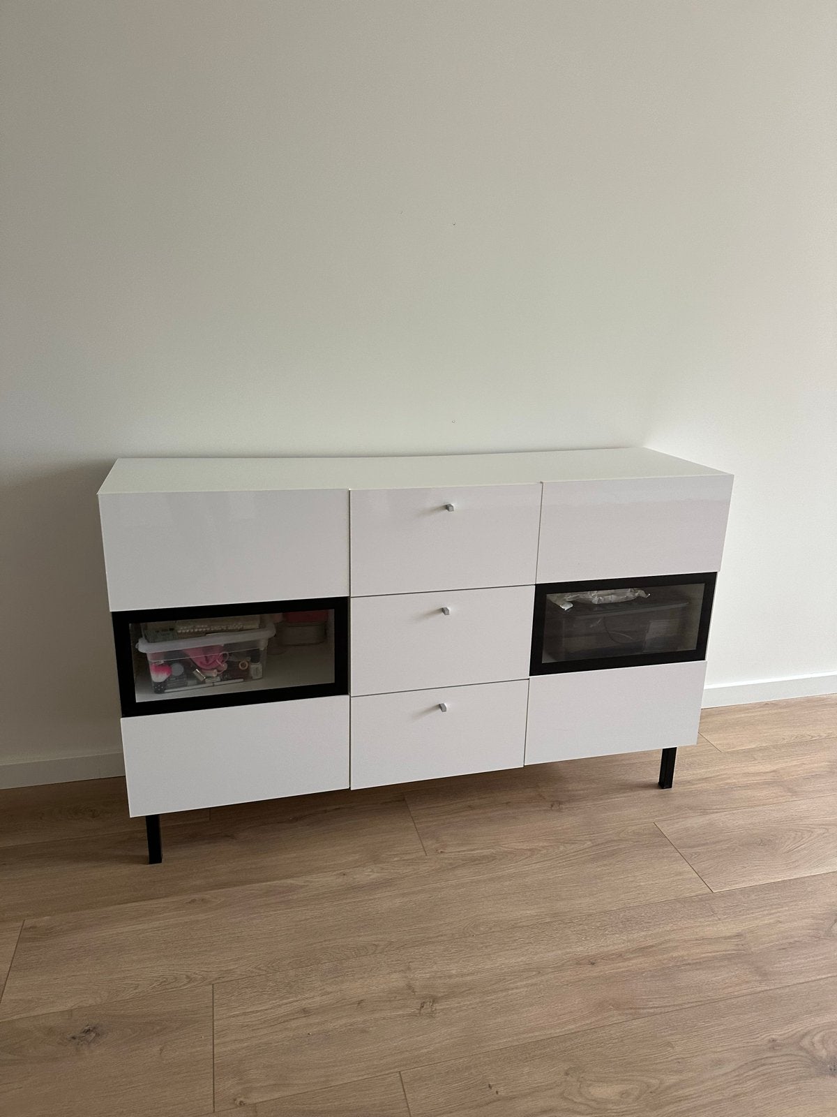 Witte vitrinekast op pootjes, schadevrij, Ophalen, 100 tot 150 cm, Zo goed als nieuw, Minder dan 100 cm