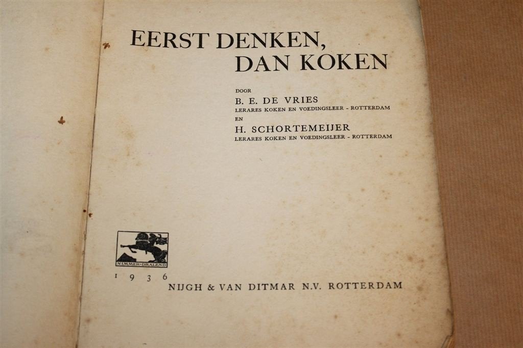 Eerst Denken, Dan Koken — Vintage Kookboek 1936 1e Druk, Boeken, Ophalen of Verzenden, Gelezen, Nederland en België