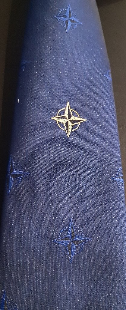 Navo stropdas Nato geel logo in het midden, Ophalen of Verzenden, Nieuw, Gebruiksvoorwerp