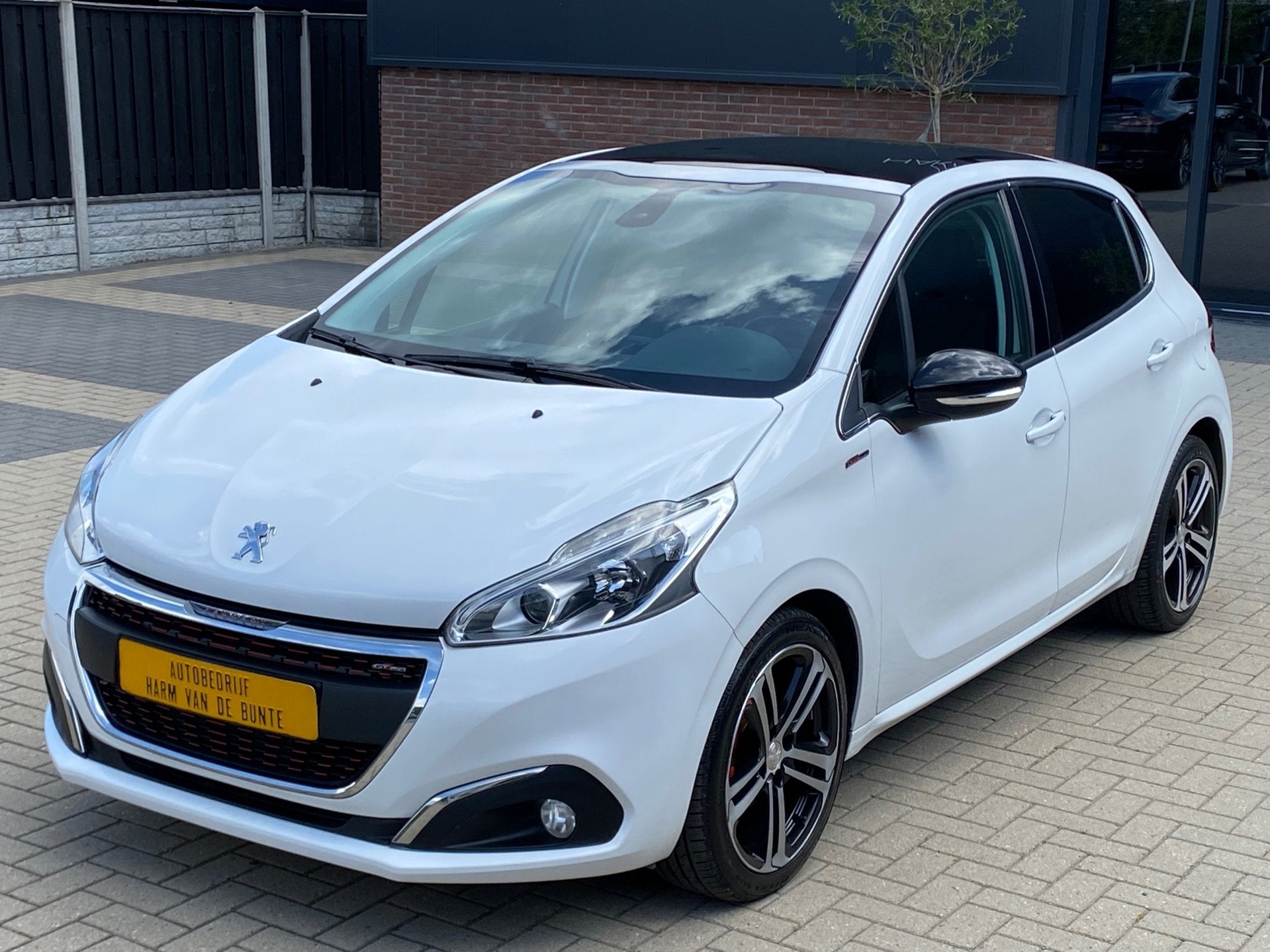 Peugeot 208 1.6 BlueHDi GT-line NIEUWSTAAT PANO CRUISE XENON, Voorwielaandrijving, 101 pk, Gebruikt, Zwart