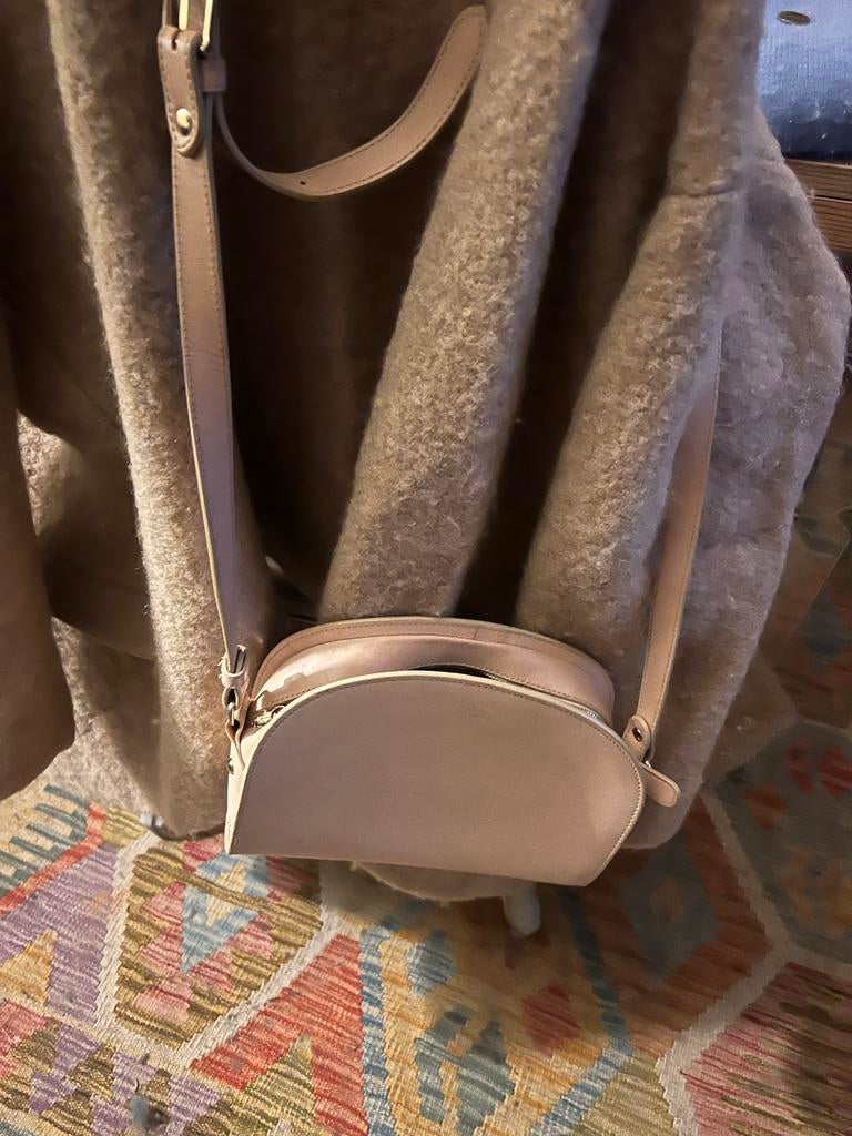 Mooie A.P.C. Schoudertas - Zo goed als nieuw!, Ophalen of Verzenden, Zo goed als nieuw, Beige, Schoudertasje