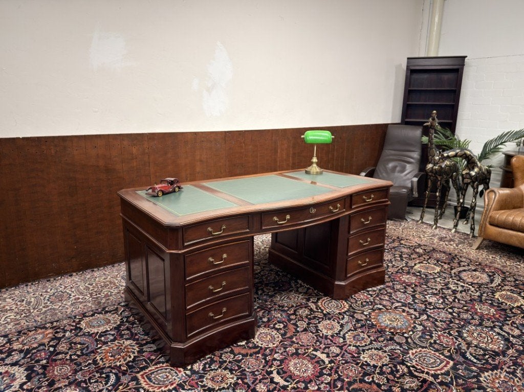 Klassiek Engels Chesterfield Bureau Partnerdesk, Antiek en Kunst, Antiek | Kantoor en Zakelijk, Ophalen