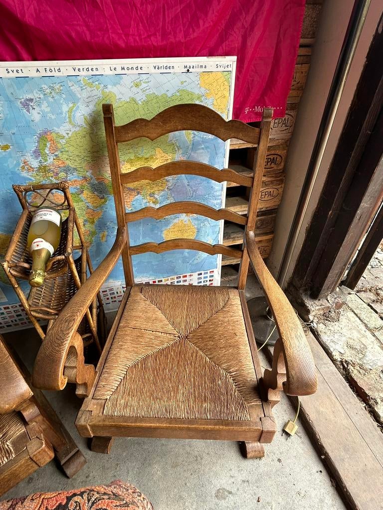 2 oude stoelen met rotan zitting, Ophalen