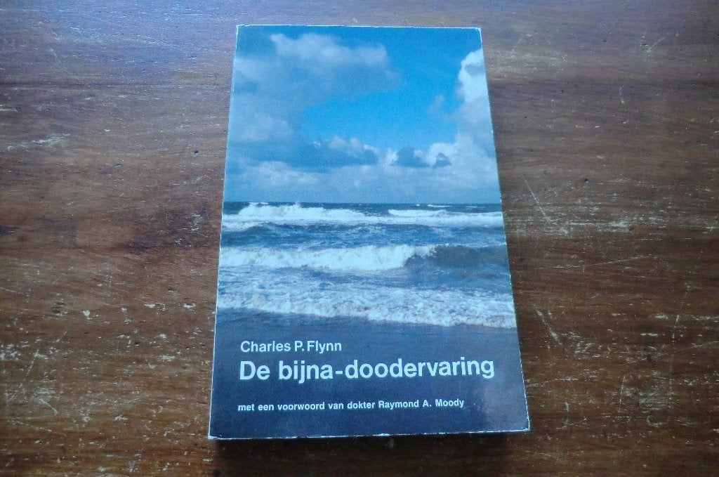 boek - De bijna-doodservaring - Charles P. Flynn, Ophalen of Verzenden, Gelezen, Overige onderwerpen, Overige typen