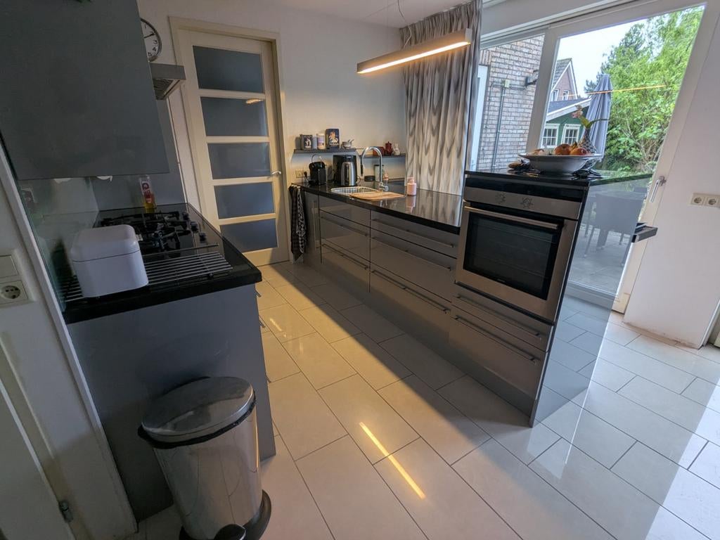 Moderne grijze keuken met kookeiland en inbouwapparatuur, Huis en Inrichting, Ophalen, Gebruikt, Graniet of Steen, Dubbelwandige keuken