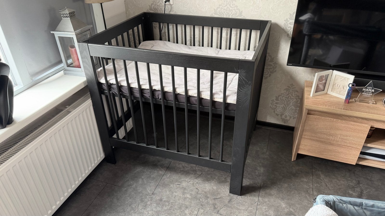 Zwarte Box 80x100 cm met extra dik matras en accessoires, Kinderen en Baby's, Boxen, Ophalen, Zo goed als nieuw, Rechthoekig, In hoogte verstelbaar