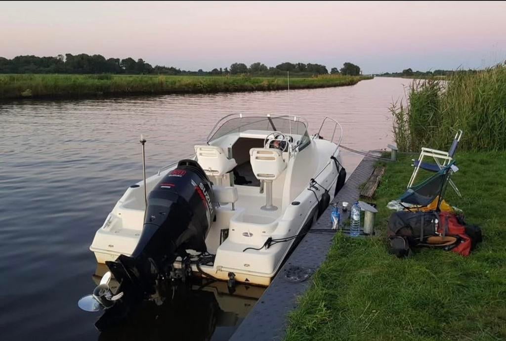 Consoleboot atol 550 krachtige Suzuki 150pk motor en trailer, Watersport en Boten, Gebruikt, Ophalen, 70 pk of meer, Buitenboordmotor