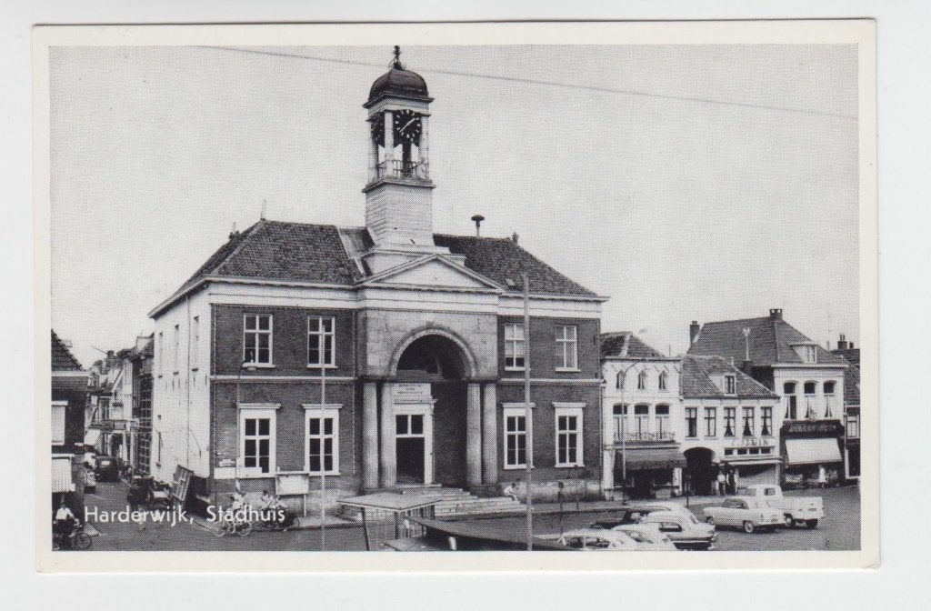 241 Harderwijk Oude Auto's Busje voor het Stadhuis B16, Verzenden, 1940 tot 1960, Ongelopen, Gelderland