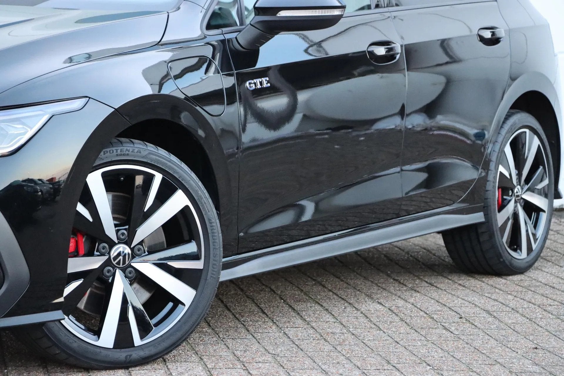 Volkswagen Golf 1.5 eHybrid GTE 272pk DSG6 (bj 2025), 4 cilinders, 250 km/l, Zwart, Plug-in hybride