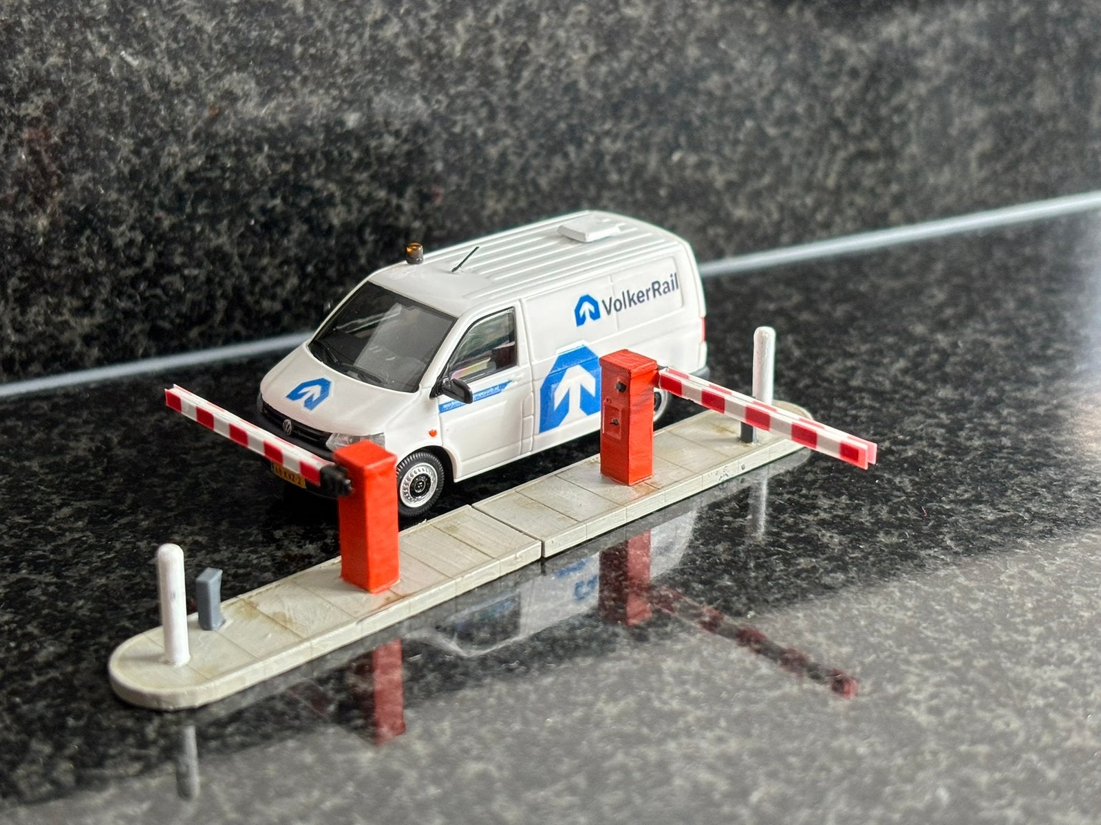Resin bouwpakket slagboom toegangspoort hefboom dubbel 1:87, Hobby en Vrije tijd, Modeltreinen | H0, Overige merken, Verzenden