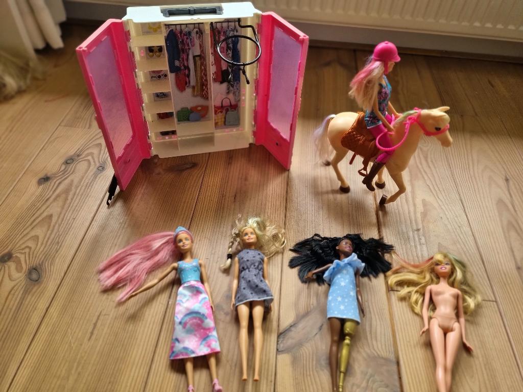 5 Barbies met paard en koffer, Ophalen, Gebruikt, Barbie