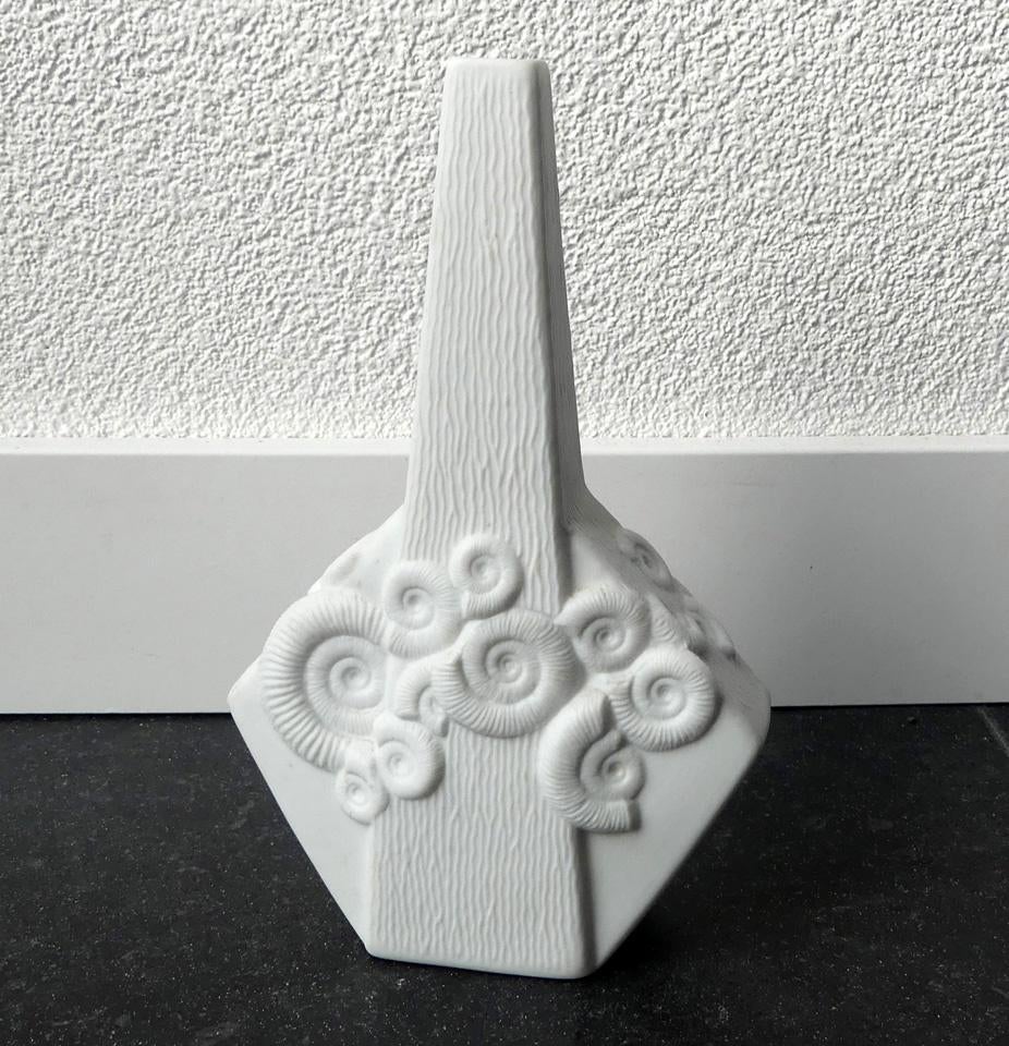 AK Kaiser 571 vintage vaas wit biscuit porselein schelpdecor, Gebruikt, Wit, Aardewerk of Porselein, Ophalen of Verzenden