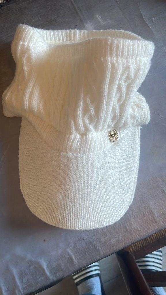 Nieuwe witte gebreide dames klepmuts / winterpet, Ophalen of Verzenden, Nieuw, Maat 38/40 (M), Handschoenen