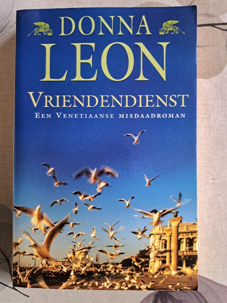Donna Leon - Vriendendienst, Boeken, Ophalen of Verzenden, Zo goed als nieuw, Donna Leon