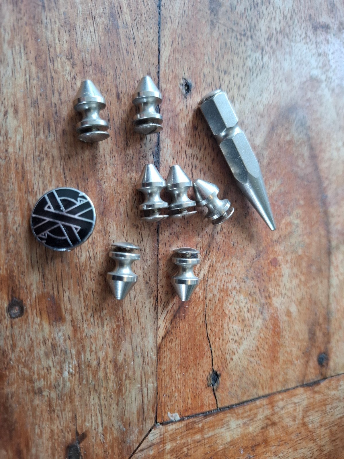 punk-starter-kit. 8 spikes en een crass-speld. ;  ), Ophalen of Verzenden, Zo goed als nieuw, Accessoires