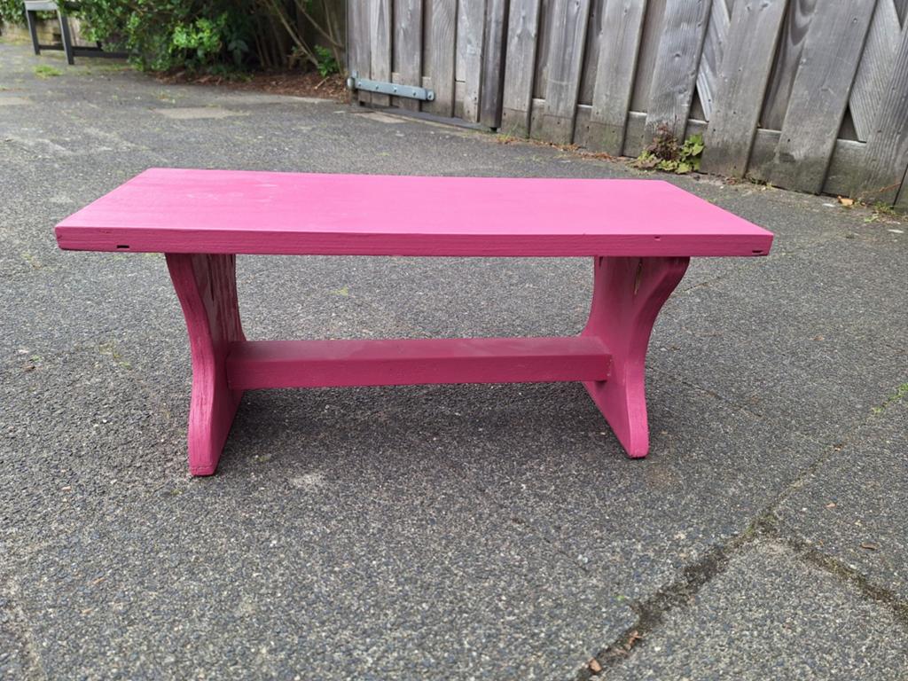 Roze houten krukje / bijzettafeltje, Ophalen, Gebruikt, Hout