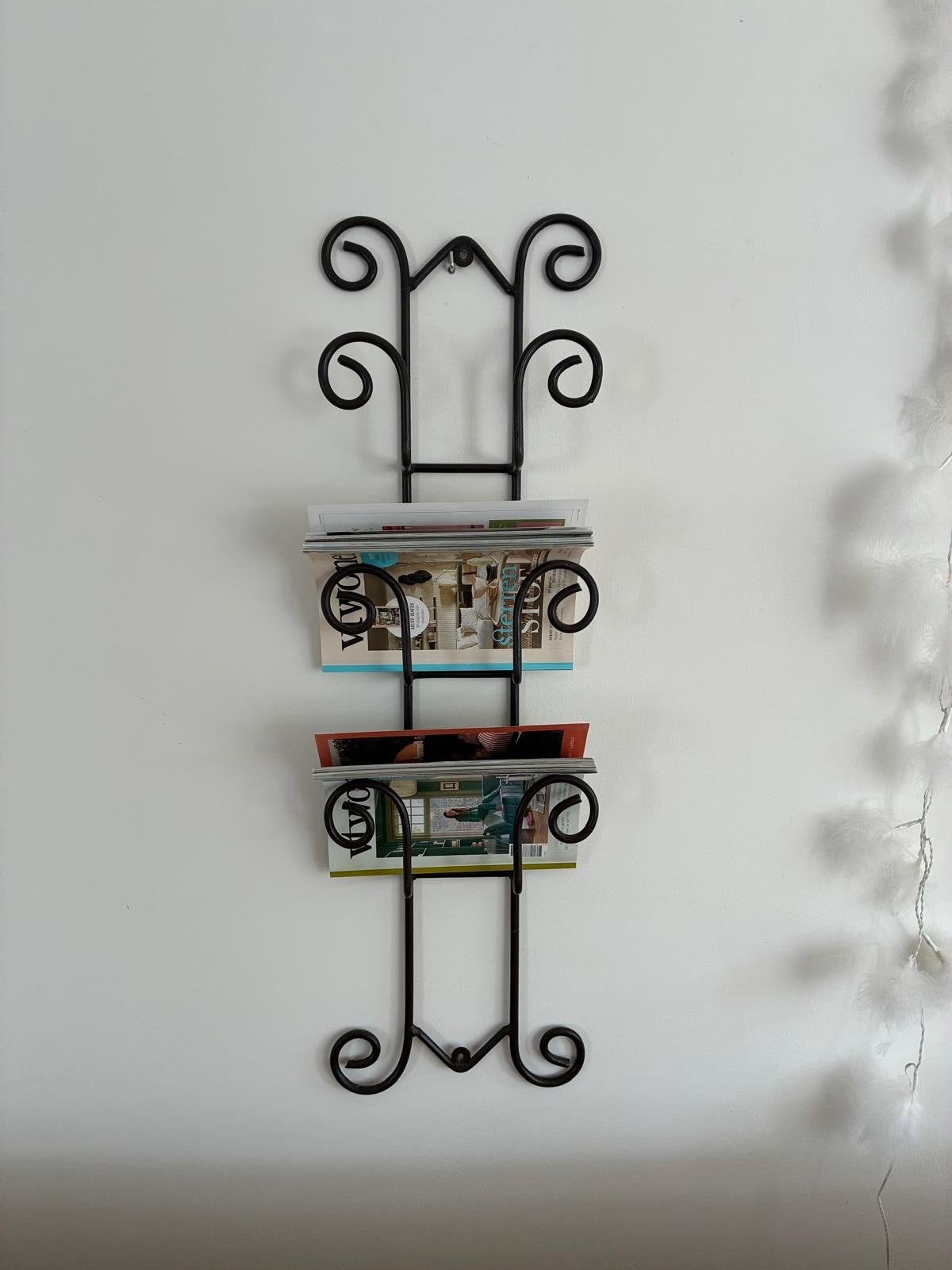 Zwart ijzeren tijdschriftenrek voor wandmontage, Huis en Inrichting, Woonaccessoires | Krantenbakken en Lectuurbakken, Metaal