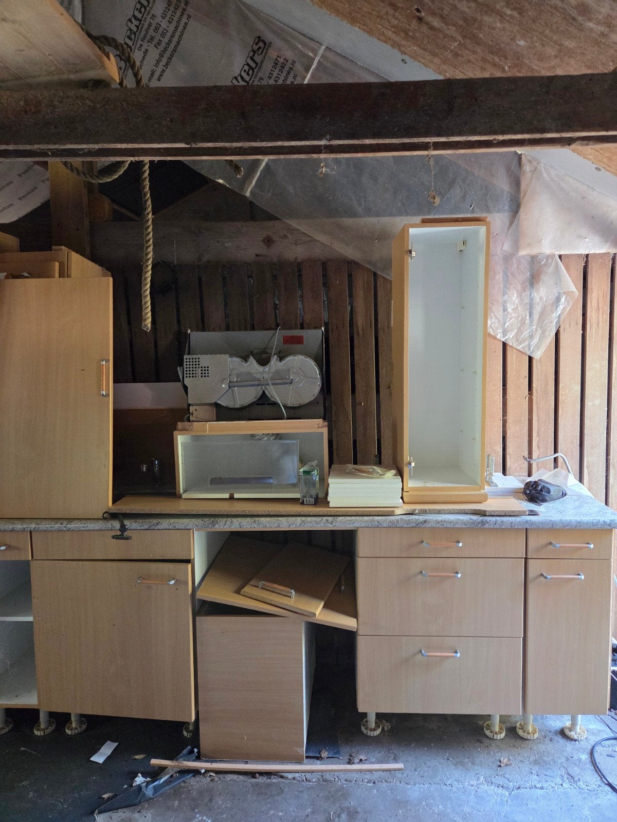 Gebruikte keuken met inbouwapparatuur, Ophalen, Gebruikt, Grijs, Composiet