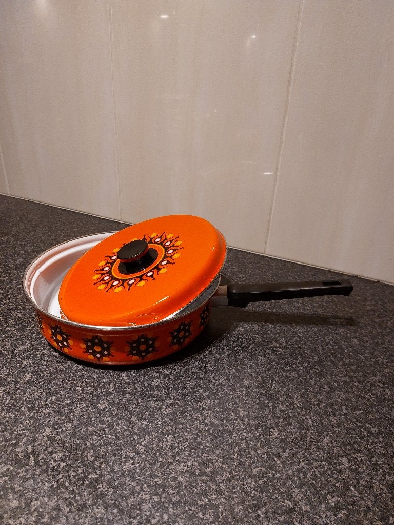Gevraagd: ronde oranje wandkeukenklok, Huis en Inrichting, Analoog, Werkt op batterijen, Ophalen of Verzenden, Retro