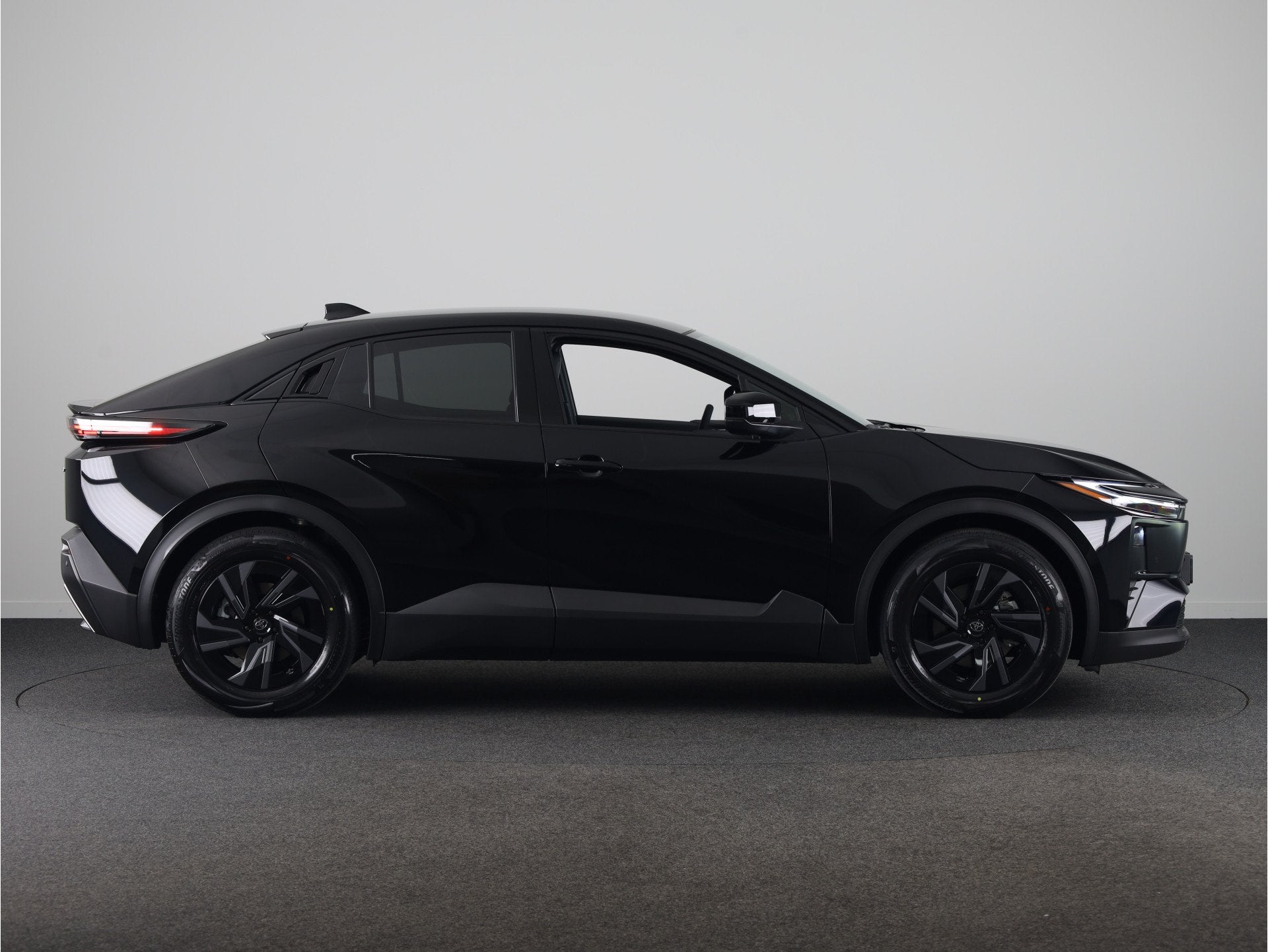 Toyota C-HR+ First Edition 77 kWh *NIEUW* | Direct leverbaar, Auto's, Toyota, Automatische klimaatregeling, Leder en Stof, Zwart