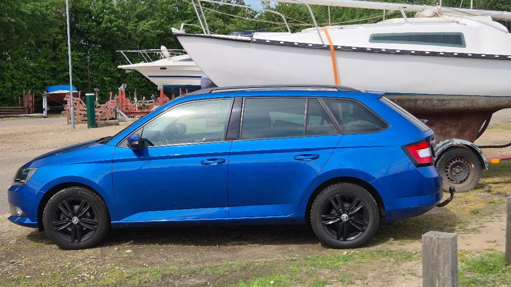 Skoda Fabia 1.2 TSI 90pk first edition 2015 racing Blue, Auto's, Skoda, Euro 5, Stof, 40 €/maand, Zwart
