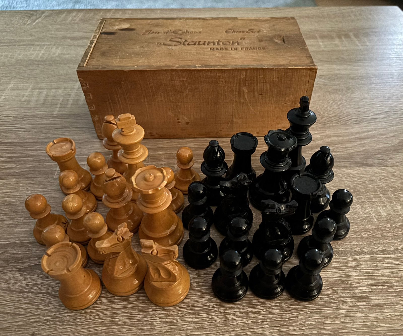 Vintage staunton Schaakstukken met vilt, Ophalen of Verzenden, Minder dan 500 stukjes, Gebruikt, Schaken