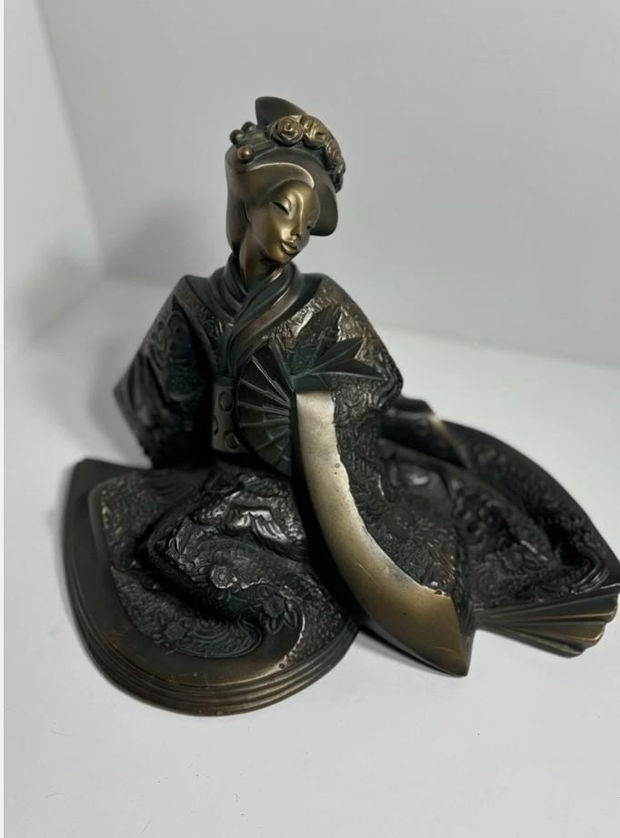 Bronzen beeld van Japanse Geisha in kimono, Antiek en Kunst, Kunst | Beelden en Houtsnijwerken, Ophalen, Gepatineerd, 20 - 50 cm