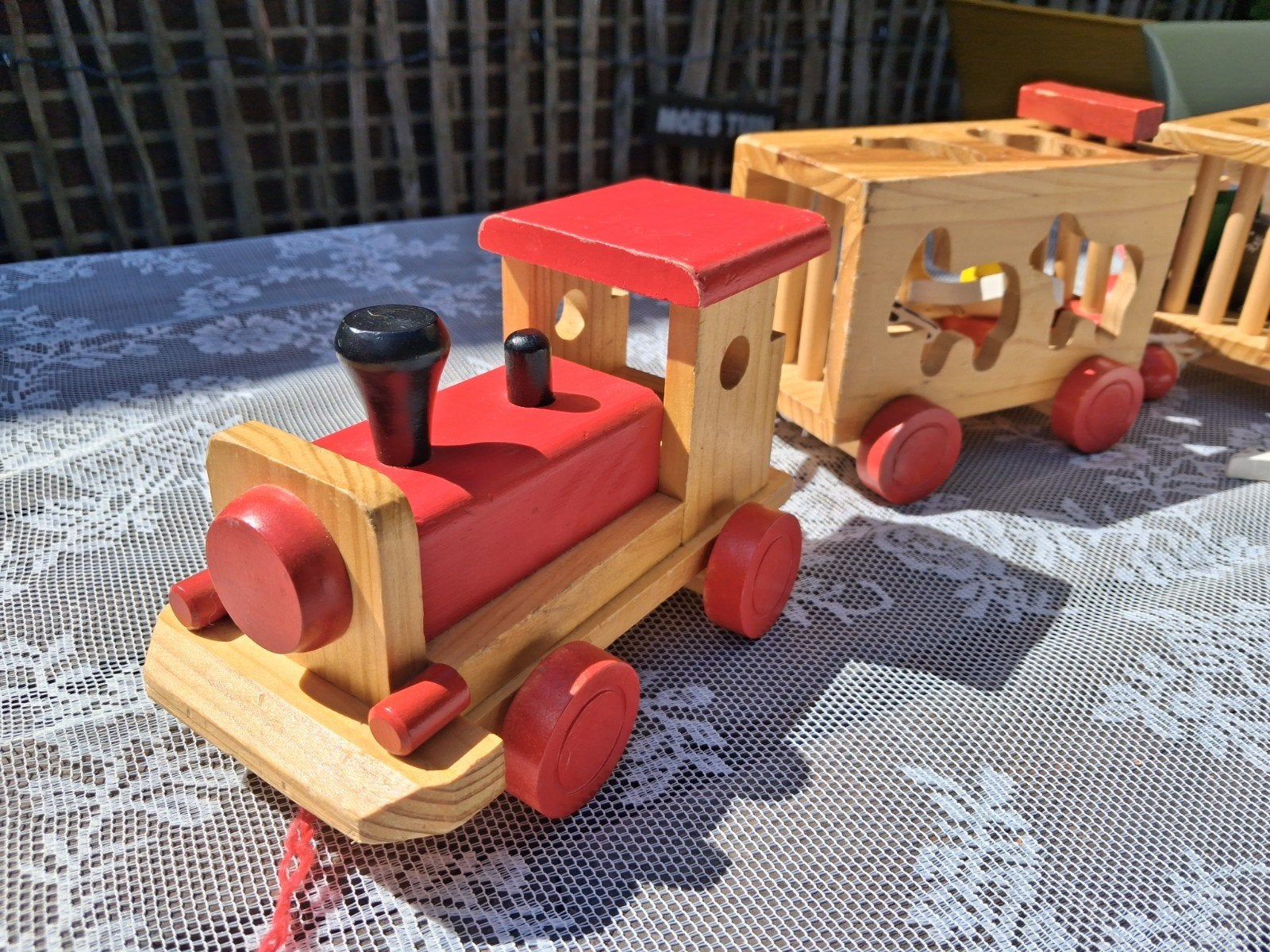 Houten Locomotief met twee wagons -  Vormentrein met dieren, Kinderen en Baby's, Speelgoed | Houten speelgoed, Ophalen of Verzenden
