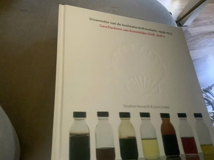 Geschiedenis van Koninklijke Shell, deel 2 (1939-1973), Boeken, Ophalen of Verzenden, Stephen Howarth & Joost Jonker, 20e eeuw of later