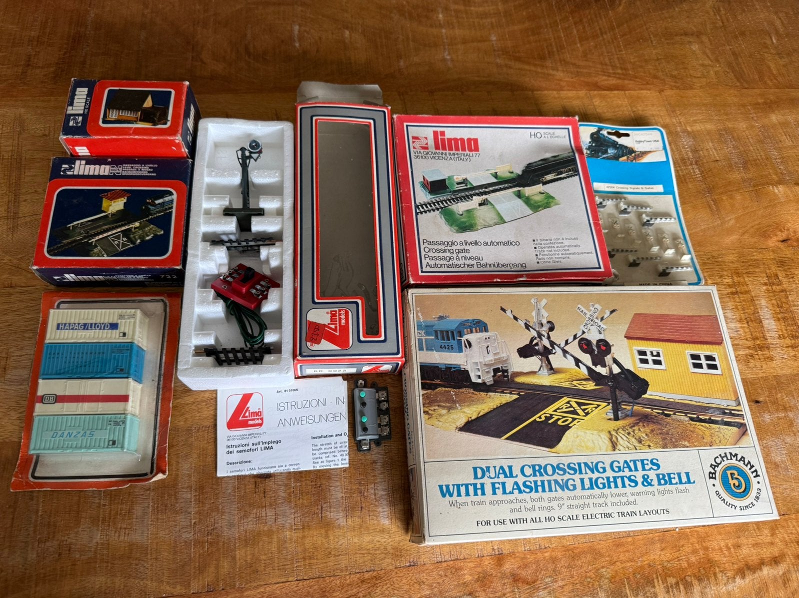 Set HO spoorwegovergangen seinen containers Lima Bachmann, Hobby en Vrije tijd, Modeltreinen | H0, Overige merken, Gelijkstroom