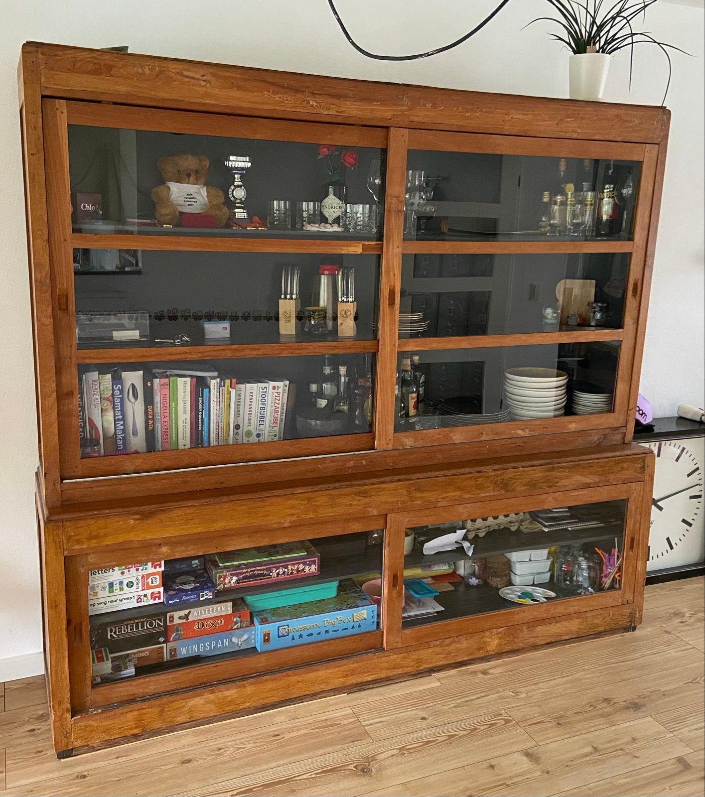 Houten buffetkast/schoolkast met glazen schuifdeuren, Ophalen, Gebruikt, 100 tot 150 cm, 150 tot 200 cm