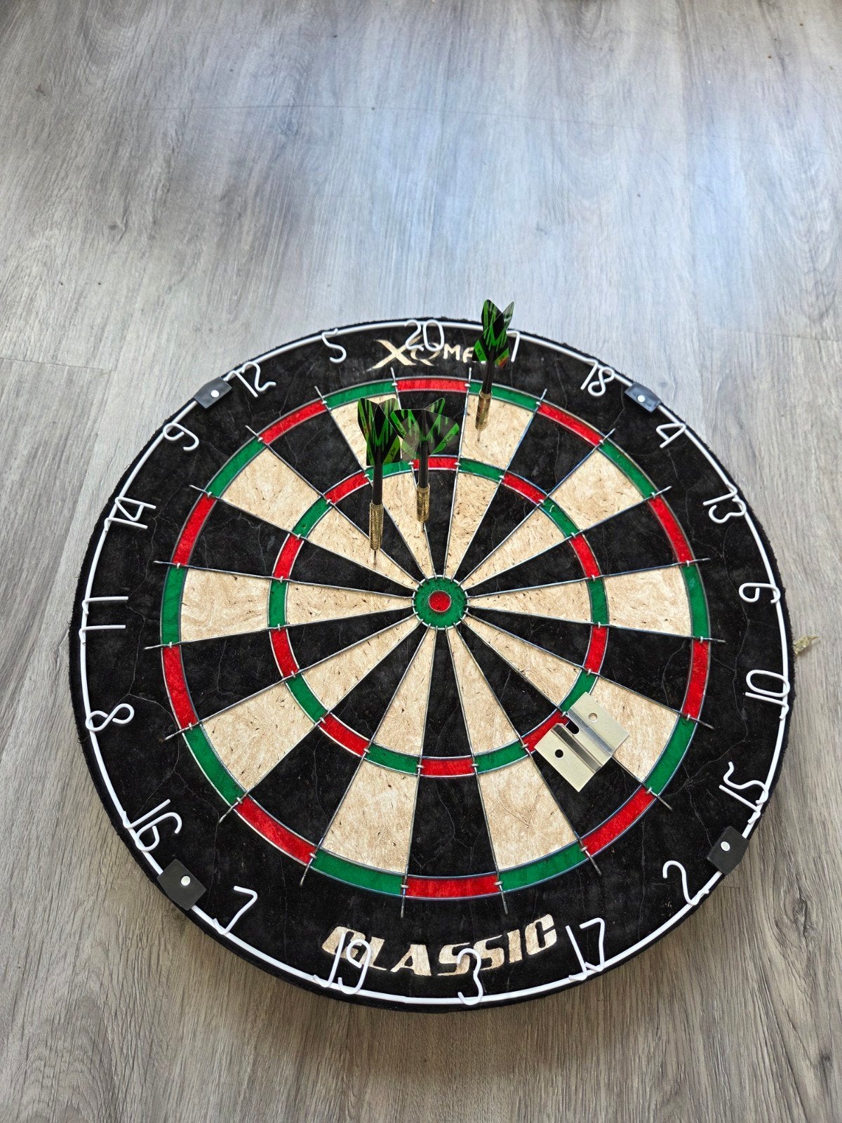 Dartbord + ophangsysteem + 1 setje pijlen, Ophalen, Gebruikt