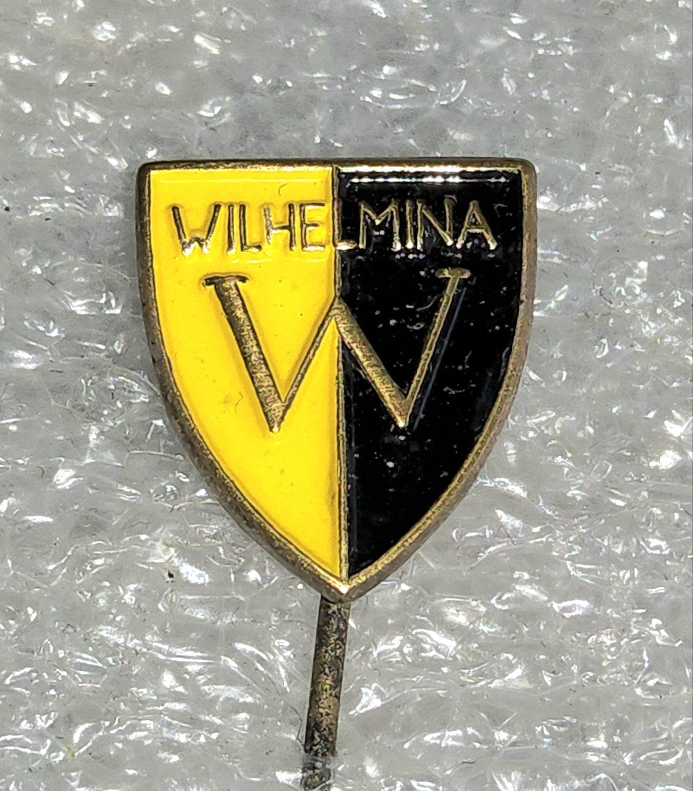 Vintage Speldje Wilhelmina - Zwart/Geel, Ophalen of Verzenden, Gebruikt, Sport, Speldje of Pin