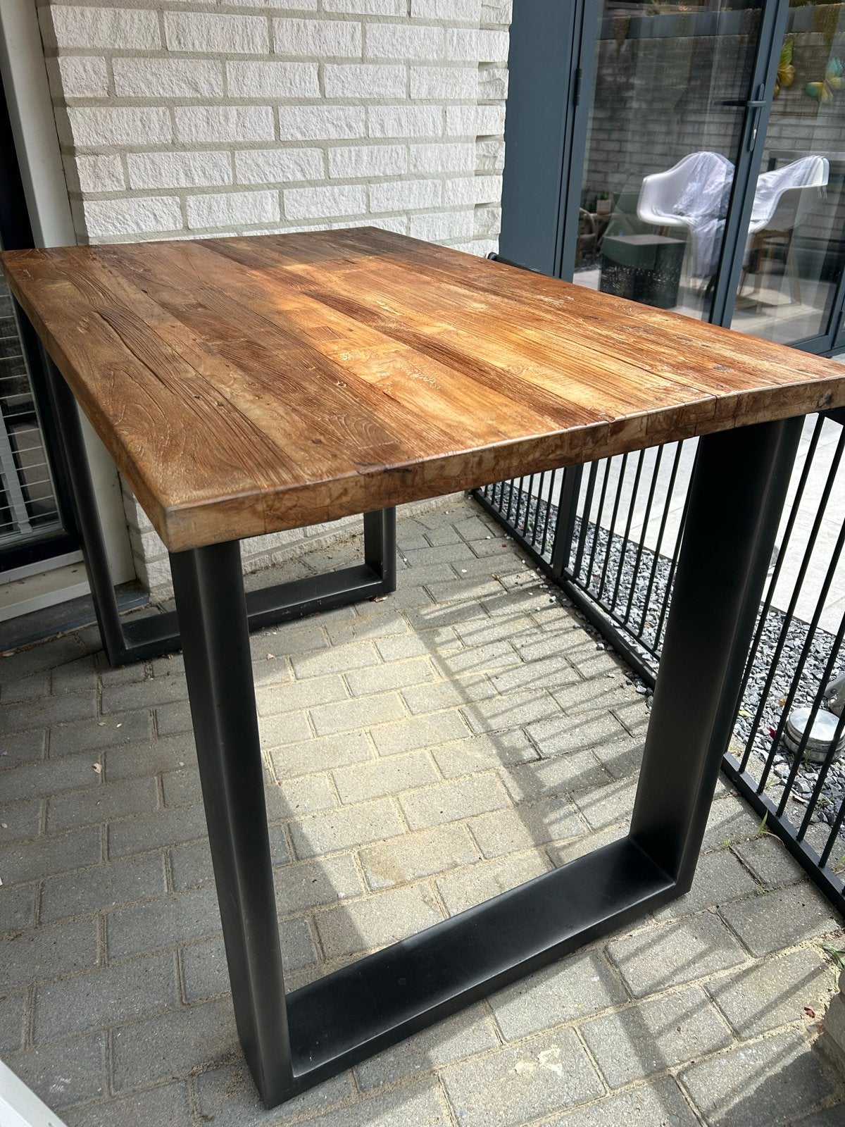 Robuuste houten bartafel met metalen onderstel, Ophalen, Zo goed als nieuw