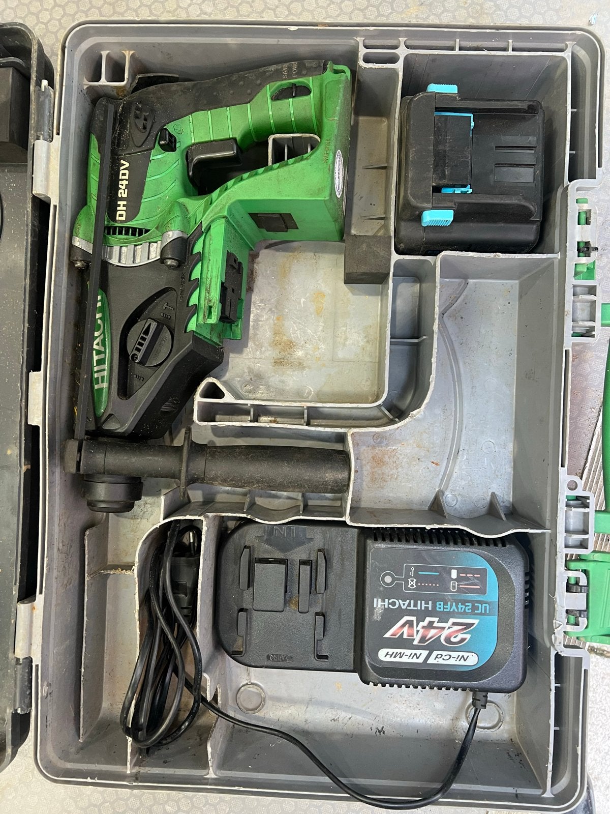Hitachi DH 24DV Boorhamer met Accu en Oplader, Boor- en/of Breekhamer, Ophalen of Verzenden, Klopboormechanisme, Gebruikt