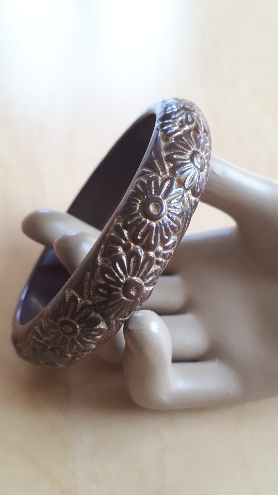 Amerikaanse Early Plastic Armband Bruin met Vergulde Bloemen, Ophalen of Verzenden, Overige materialen, Armband, Verguld
