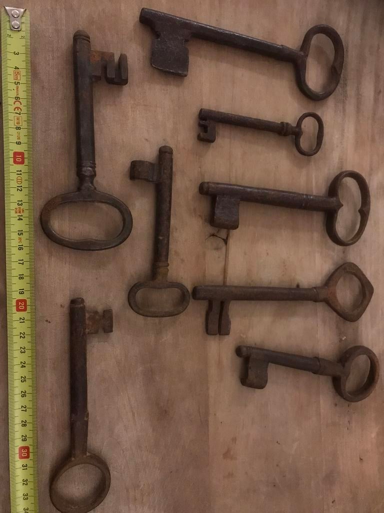8 antieke sleutels grootste 18 cm lang, Antiek en Kunst, Antiek | Gereedschap en Instrumenten, Ophalen of Verzenden