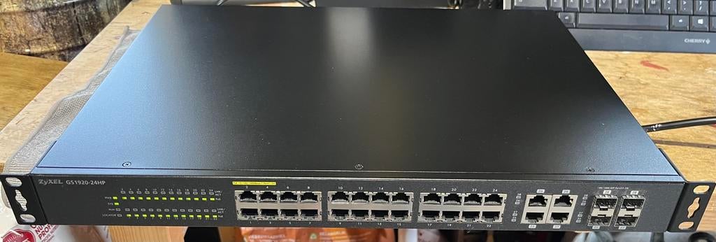Zyxel 24-poorts GS1920 smart managed PoE+ switch, Ophalen, Gebruikt