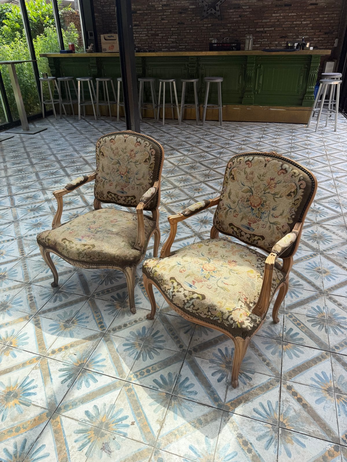 Set van 2 antieke fauteuils met geborduurde bekleding, Ophalen