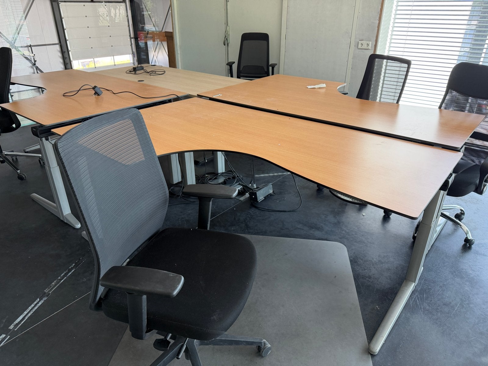 Ahrend hoekbureau, in hoogte verstelbaar, Ophalen, Gebruikt, Spaanplaat of MDF, Hoekbureau
